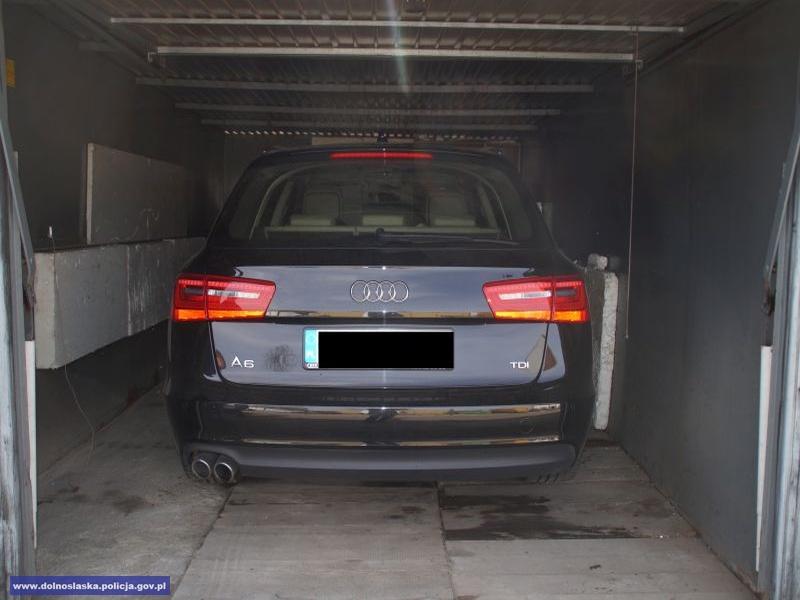 Zgosi kradzie samochodu – auto ukry w garau
