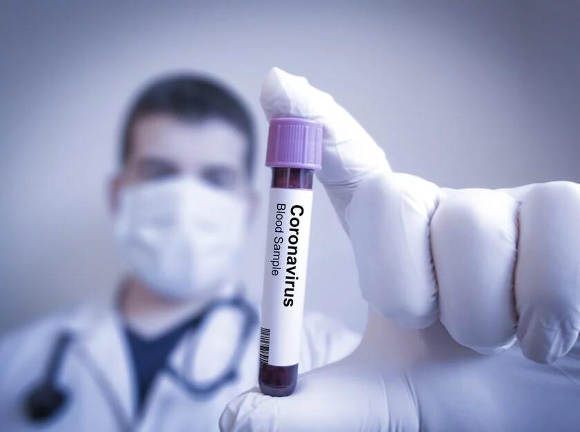 MZ: pozyskanie i podanie sześciu dawek szczepionki z jednej fiolki Comirnaty bezpieczne